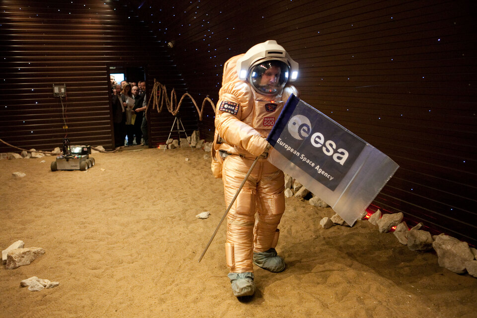 Som en del av uppdraget kunde astronauterna placera en ESA-flagga på "marsytan".