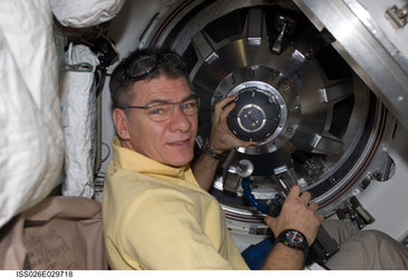 Paolo Nespoli clearing the access to the ATV