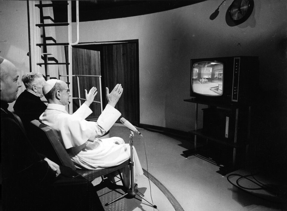 Paul VI watching Apollo 11 landing