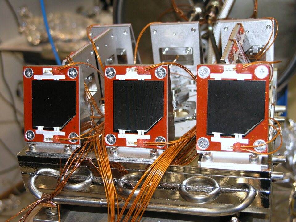 Solar cell arrays tilted to prevent melting