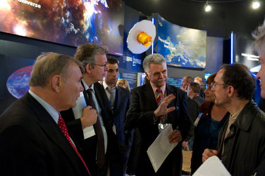 Franco Bonacina and Pierre Laurent visit the ESA pavilion