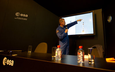 Frank De Winne meets the public at the ESA pavilion