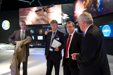 Johann-Dietrich Woerner and Karlheinz Kreuzberg visit the ESA pavilion