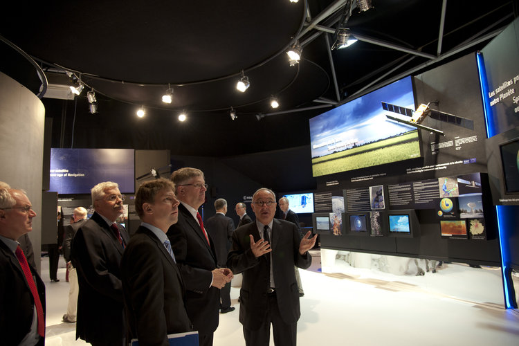 Peter Hintze and Jean-Jacques Dordain visit the ESA pavilion