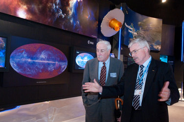 Sean O'Keefe and Karlheinz Kreuzberg visit the ESA pavilion