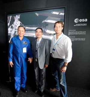 Thomas Pesquet, Michel Tognini and Zhai Zhigang at the ESA pavilion