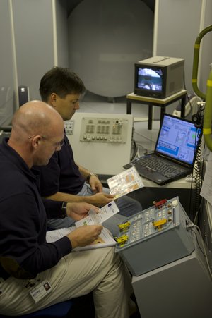André Kuipers and Oleg Kononenko in the ATV simulator