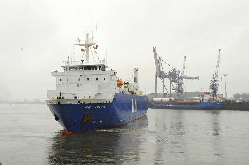 MN Toucan leaving Bremen harbour