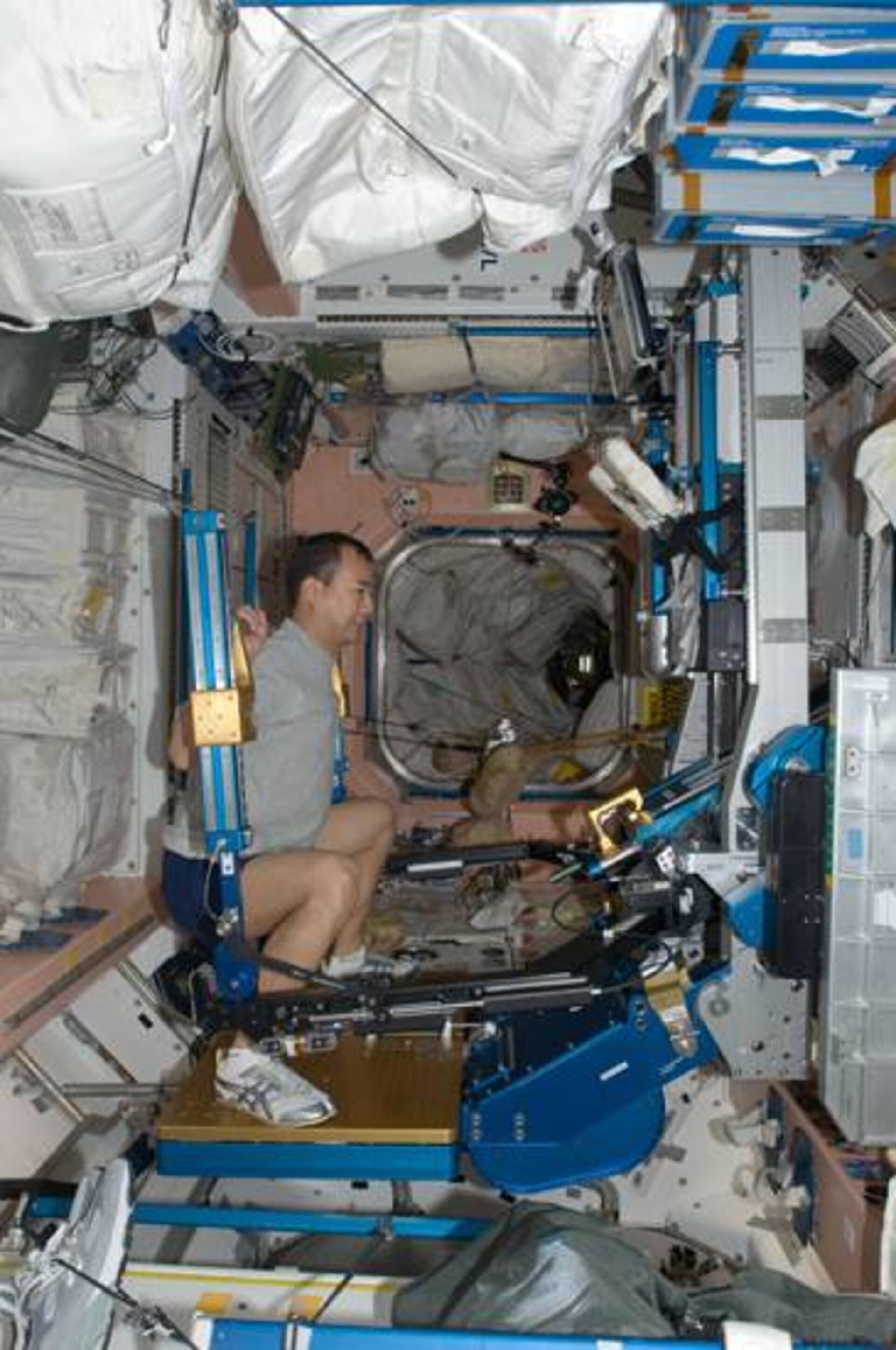 Ein Astronaut beim Sport auf der Internationalen Raumstation