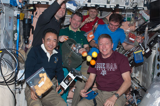 Astronauten beim Essen in der Internationalen Raumstation