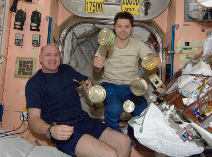 ESA-Astronaut Frank De Winne misst seine Körpermasse, eine zentrale Maßnahme beim SOLO-Experiment auf der ISS.