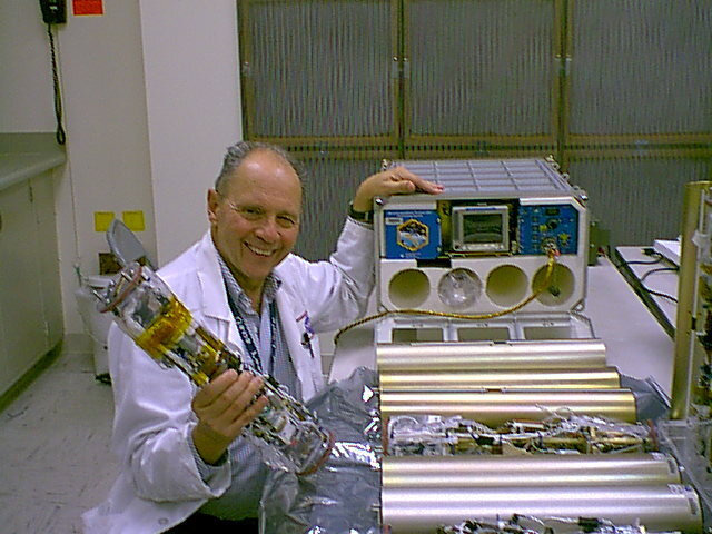 Dr. Morrison mit dem MEPS-Modul, kurz vor der Verpackung für die Mission ISS UF-2