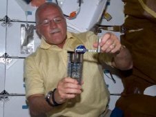 Astronaut John Phillips, Spezialist auf der Mission STS-119, aktiviert das MRSA-Experiment auf dem mittleren Deck des Space Shuttles Discovery.