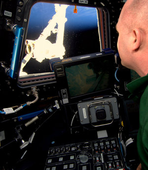 André Kuipers practicing with the robotic arm onboard the ISS
