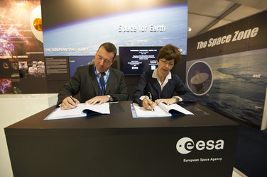 Signature: Embarkation Agreement for Hylas-3 on EDRS-C, Farnborough air show, 10 July 2012
