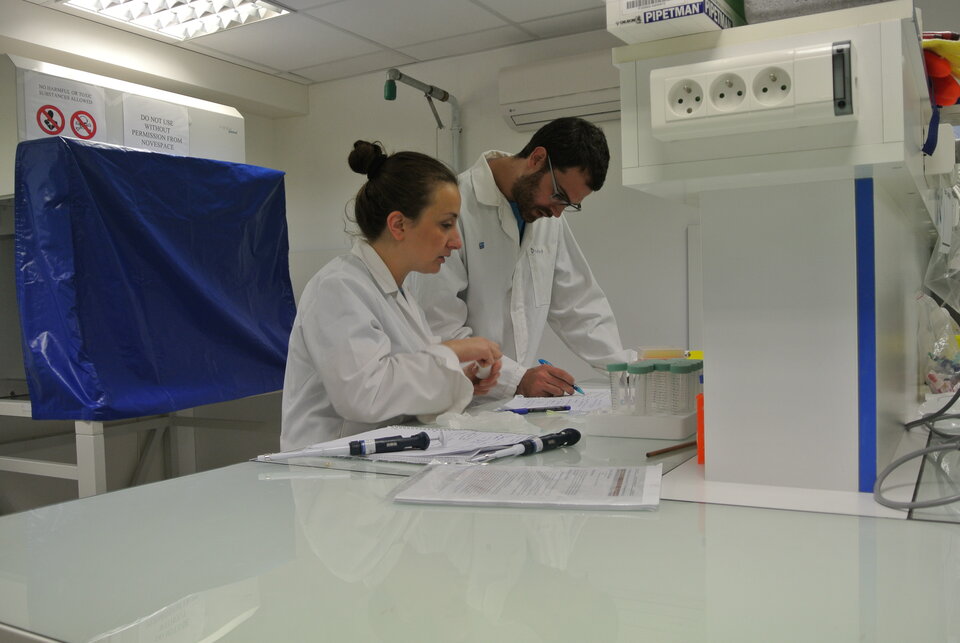 LINVforROS students with their experiment