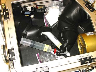 Cell experiment in portable glovebox