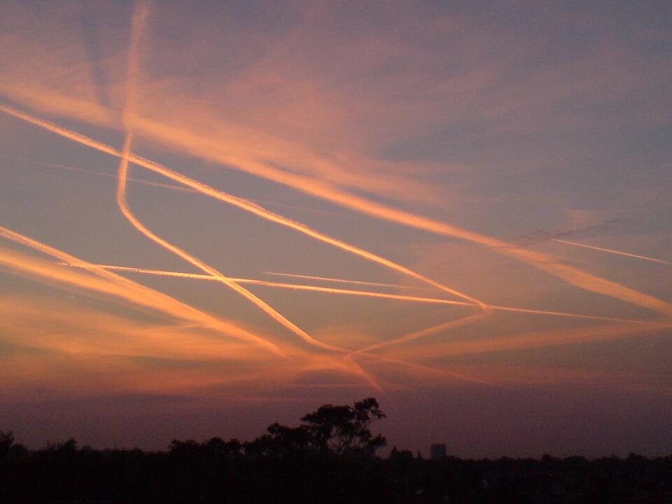 Contrails from air traffic 