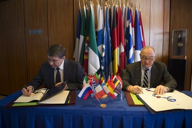 Signing partnership agreement for ExoMars
