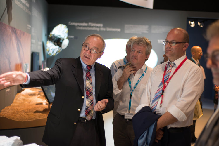 Jean-Jacques Dordain presents to Philippe Courard the ESA Pavilion