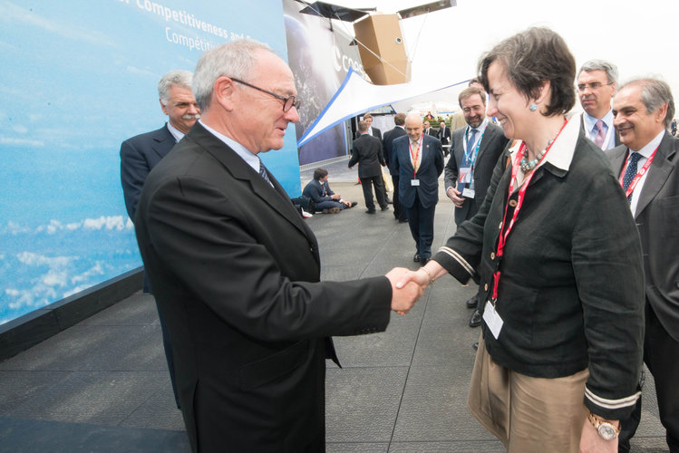 Jean-Jacques Dordain welcomes Maria Chiara Carrozza to the ESA Pavilion