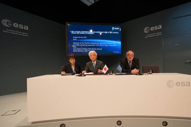 Signature of an agreement between ESA and JAXA