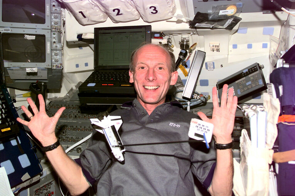 Gerhard Thiele hat Spass an Bord des Space Shuttle