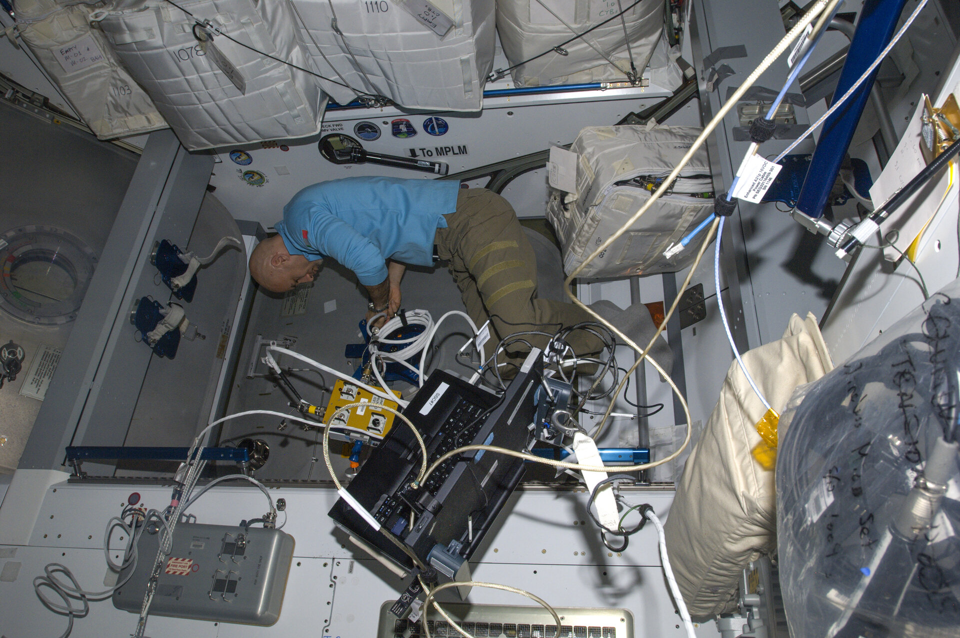 L'astronauta Luca Parmitano al lavoro sulla ISS