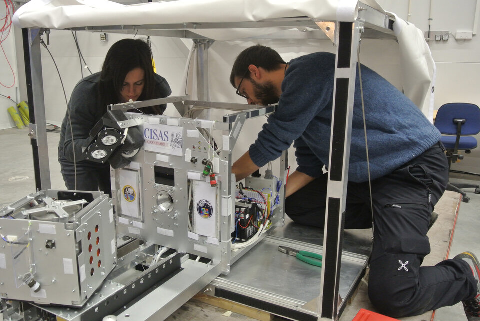 ARCADE-R2 students integrating their experiment in BEXUS 17 gondola