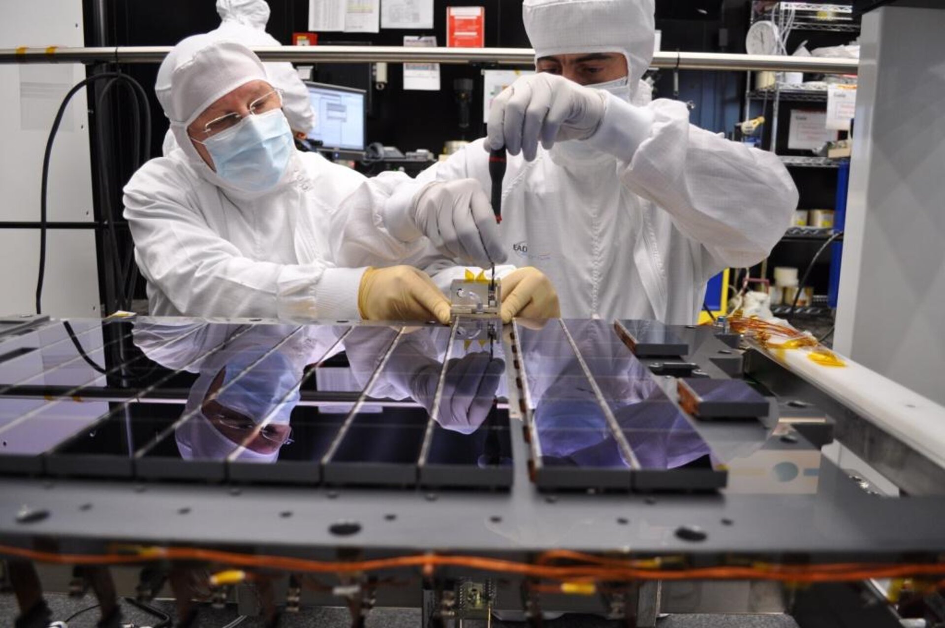 Das CCD-Array der Gaia-Kamera wird montiert.