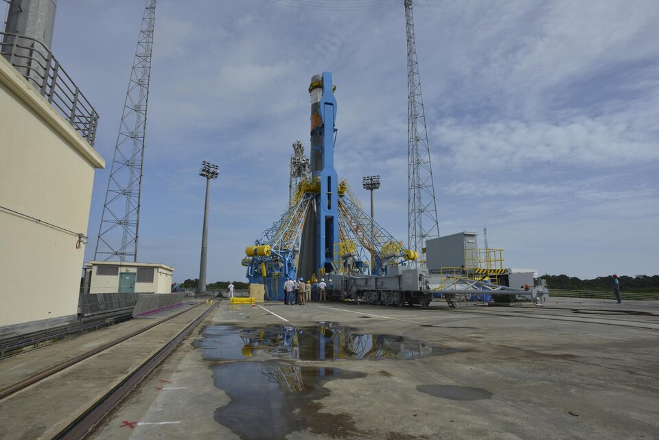 Soyuz VS06 transfer to launch zone