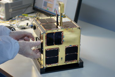 Dwa sztuczne satelity naukowe BRITE. Źródło: CBK PAN.