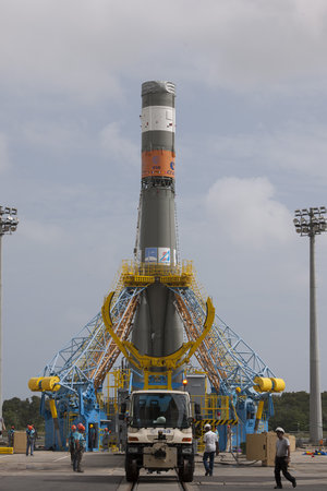 Soyuz VS07 raised into vertical position