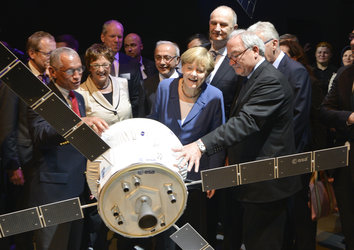 Angela Merkel visits the ‘Space for Earth’ space pavilion at ILA