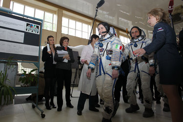 Expedition 40/41 backup crew walks to Soyuz simulator