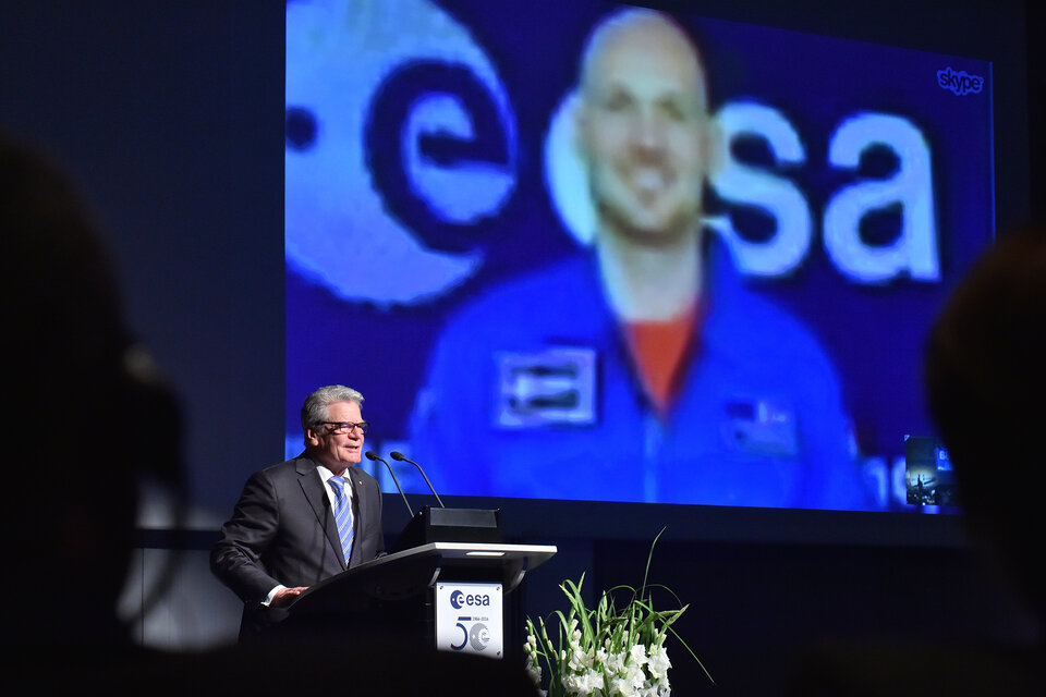 Bundespräsident Joachim Gauck spricht mit ESA-Astronaut Alexander Gerst