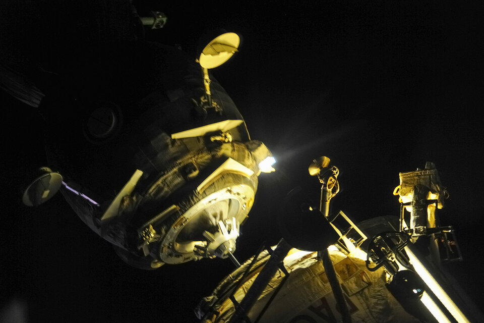 Sojus TMA-13M, das Raumschiff von Gersts letzter Mission (2014), dockt an. 