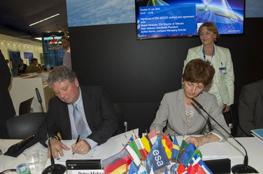Agreement signed between ESA and the satellite operator exactEarth