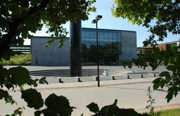 Hovedindgangen til Syddansk Universitet i Odense med den karakteristiske søjle ’Interstitiel’ skabt af kunstneren Jørn Larsen