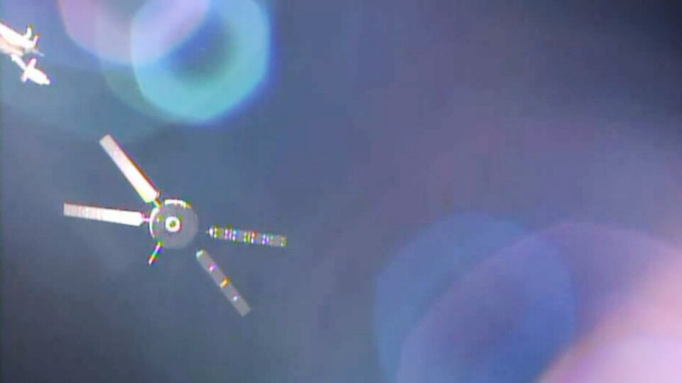 L'ATV-5 en orbite avant l'amarrage