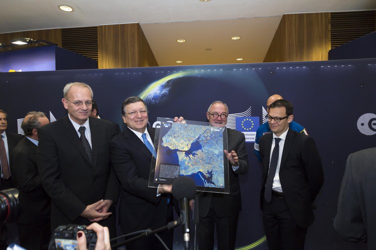 José Manuel Barroso holding a framed map of the Lisbon area