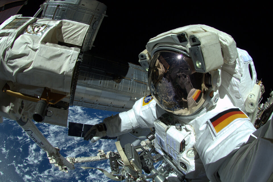 ESA-Astronaut Alexander Gerst während seines Aussenbordeinsatzes am 7. Oktober 2014. Bild: (C) A. Gerst.