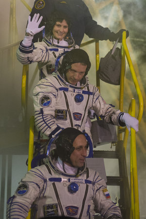 Expedition 42/43 crew members greeting audience at the launch pad