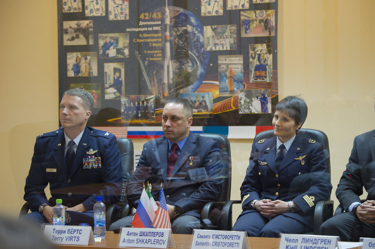 Expedition 42/43 prime crew members during the State Commission meeting