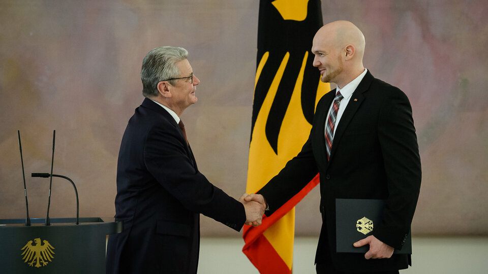 2015 zeichnete der ehemaligen Bundespräsident Joachim Gauck Alexander Gerst mit dem Bundesverdienstkreuz 1. Klasse aus