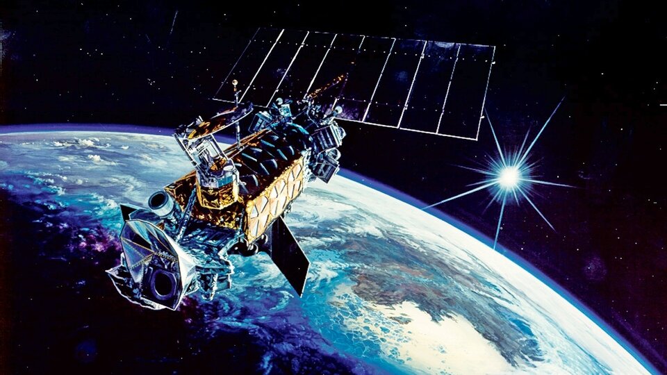 DMSP satellite destroyed by an exploding battery