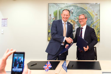 Signature ESA/United Kingdom of the Collaborative Ground Segment Agreement 