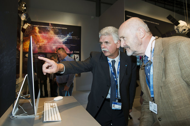 Franco Bonacina presents to Brice Lalonde the ESA pavilion