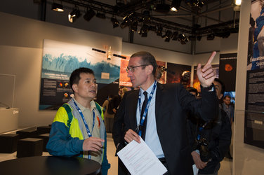 Frederic Nordlund presents to Yang Dongkai the ESA pavilion