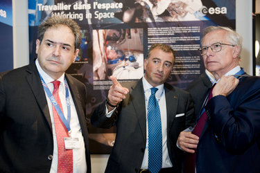 Giuseppe Morsillo presents to Guglielmo Epifani the ESA pavilion